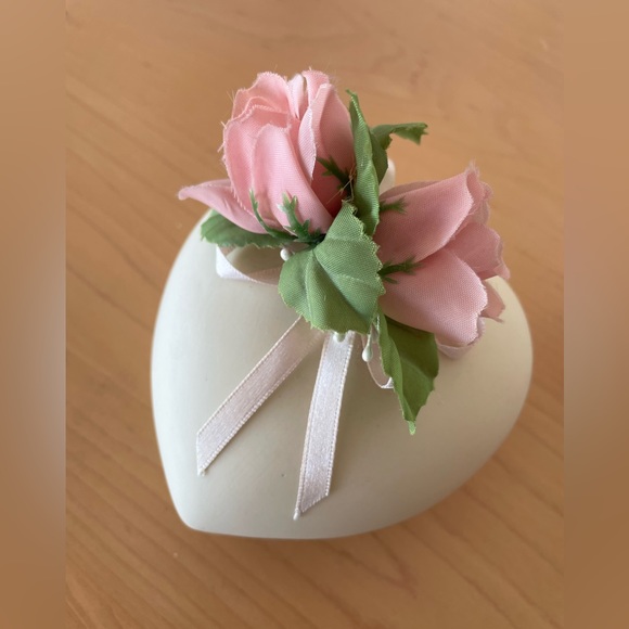 Vintage Schmid 1988 Beige Heart Shaped Trinket Box with Pink Rosette Ornament - Picture 4 of 7